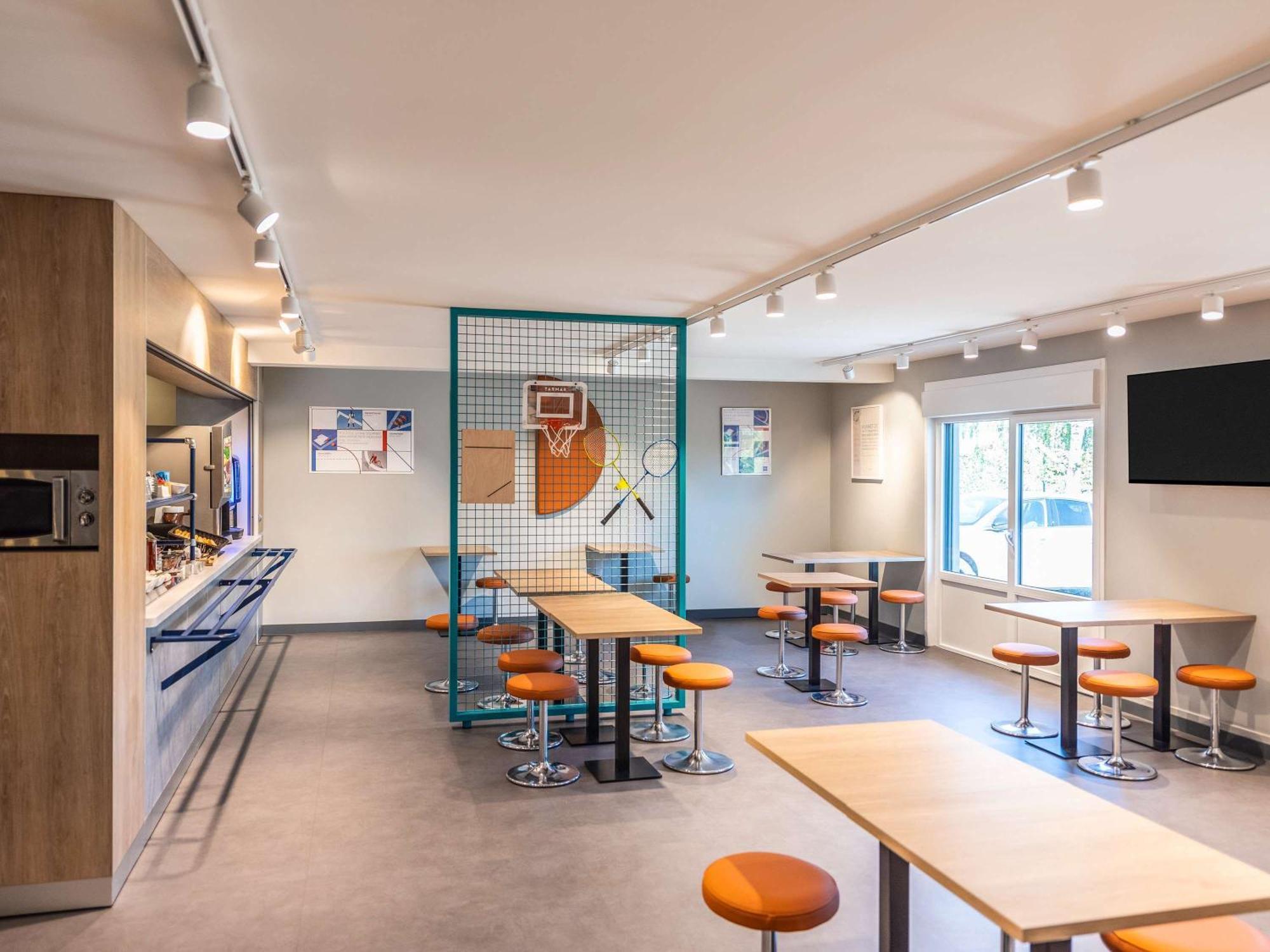 Ibis Budget Villefranche Limas Exterior foto